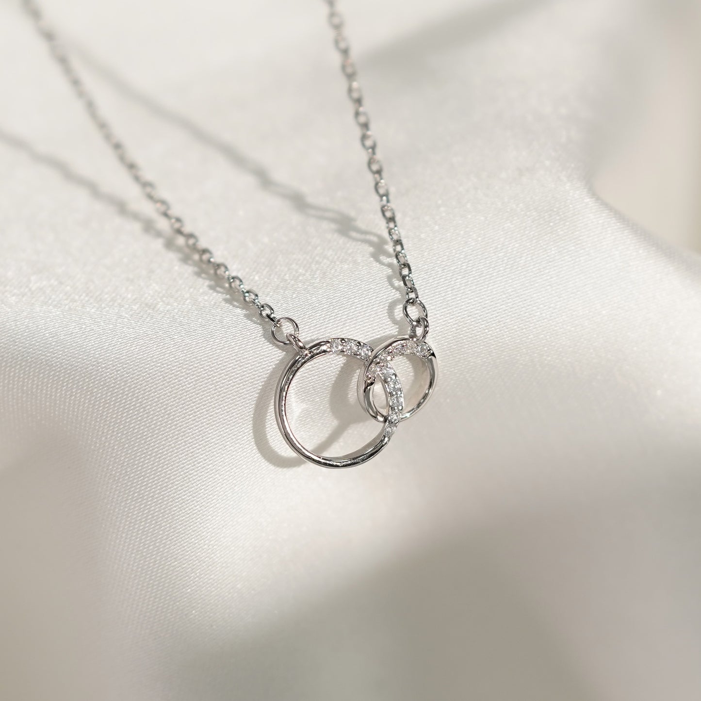 Silver Niche Design Circle Necklace
