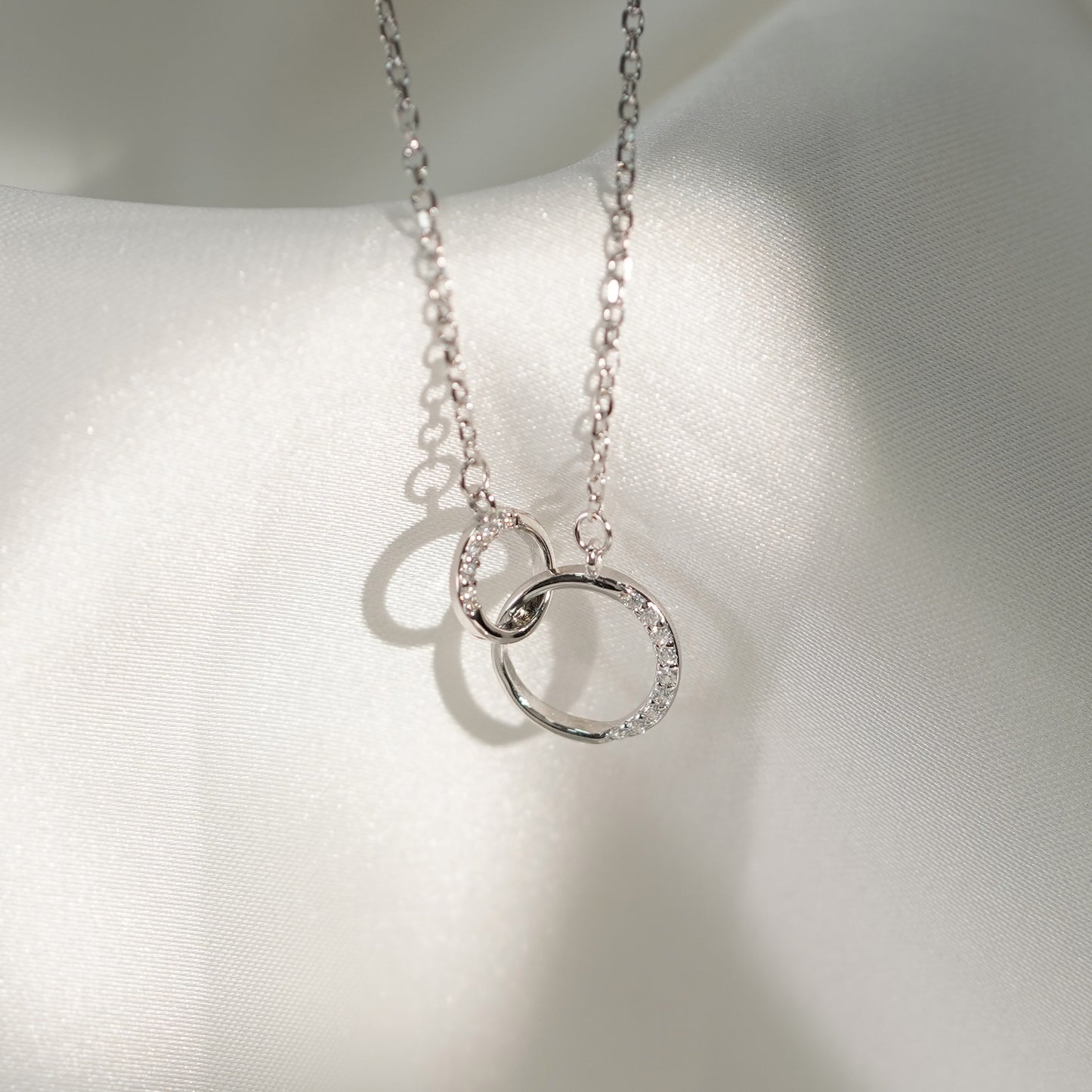 Silver Niche Design Circle Necklace
