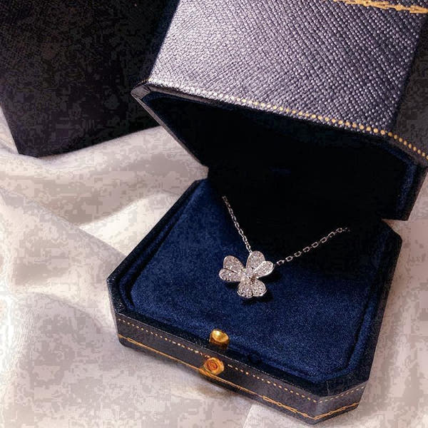 Silver Necklace Micro Diamond Clover
